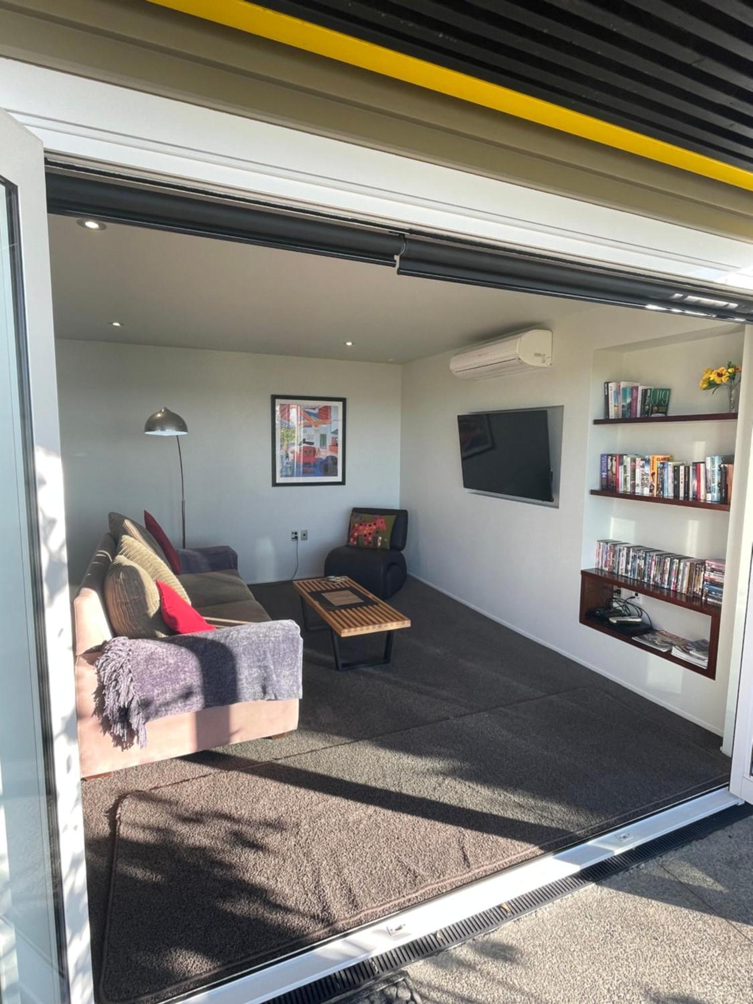 Under The Yellow Canopy Christchurch Bagian luar foto